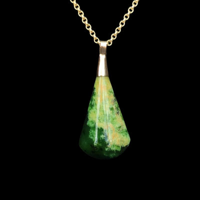 Roimata Koura raukaraka - Gold-Capped Greenstone Teardrop Pendant