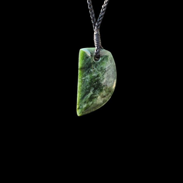 Rei Puta Kawakawa - Greenstone Tooth Pendant