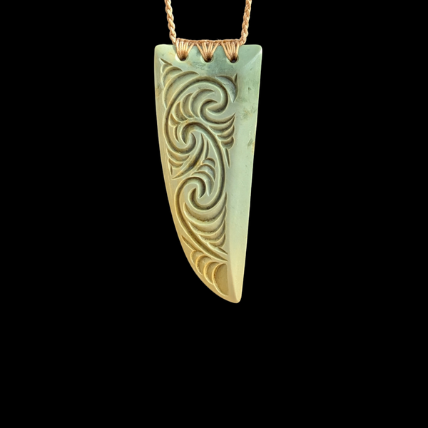 Rei Puta Raukaraka - Greenstone Tooth Pendant