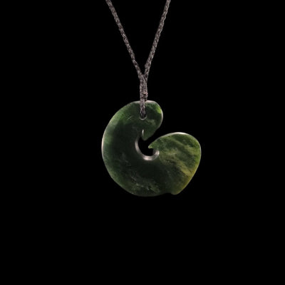 Hei Matau Raukaraka - Greenstone Fishhook Pendant - Sands Carving Studio