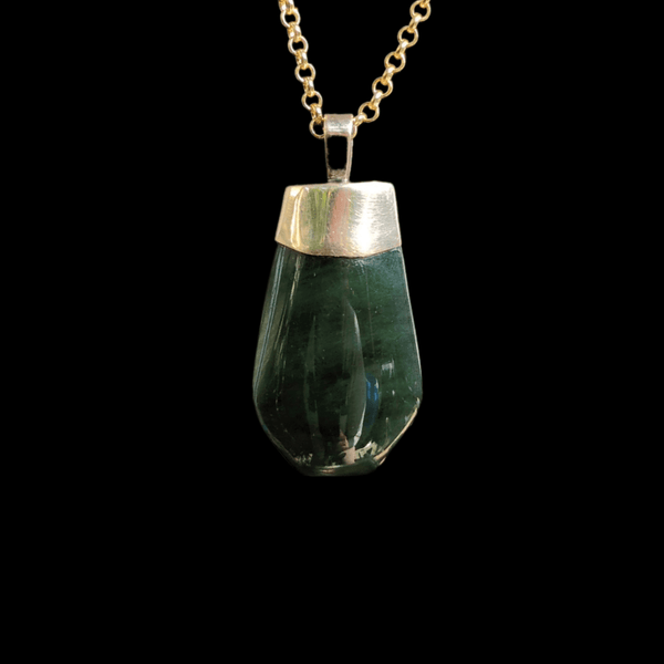 Roimata Koura Kawakawa- Gold-Capped Greenstone Teardrop Pendant - Sands