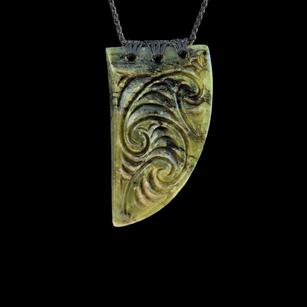 Rei Puta Kawakawa - Greenstone Tooth Pendant