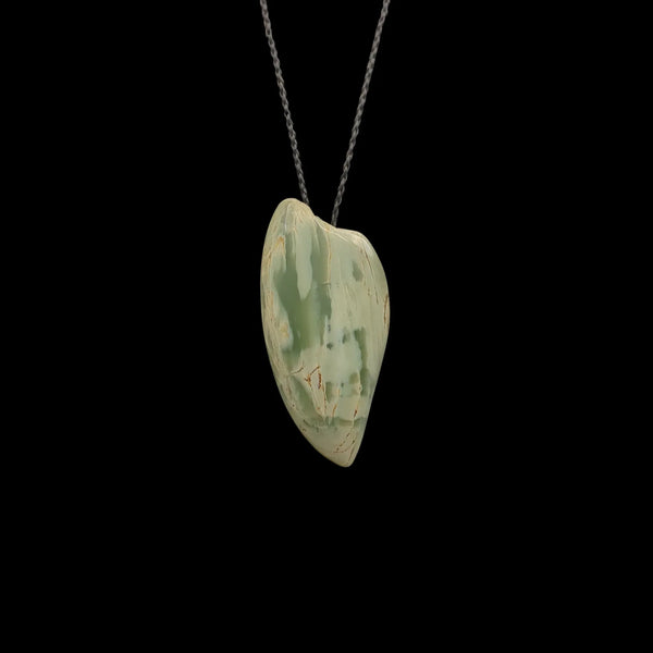 Rei Puta Inanga - Greenstone Tooth Pendant - Sands Carving Studio