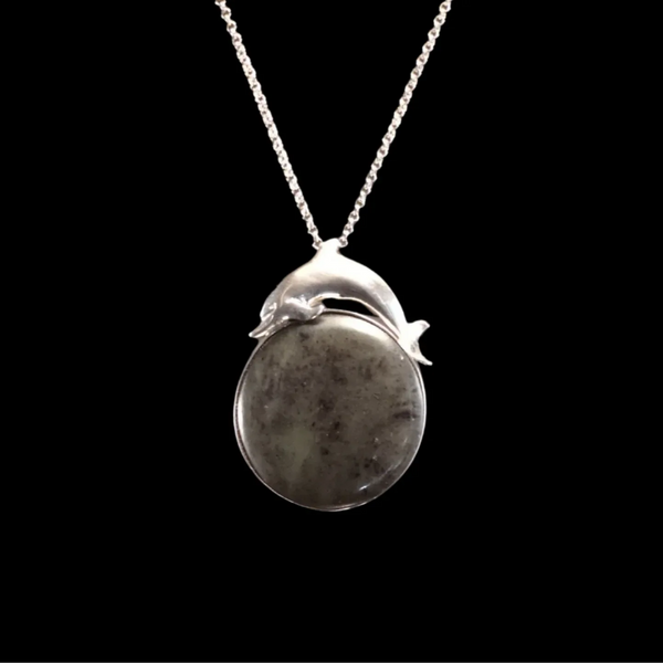 Kawakawa Porohita Stg Dolphin - Greenstone Disc Pendant - Sands Carving Studio