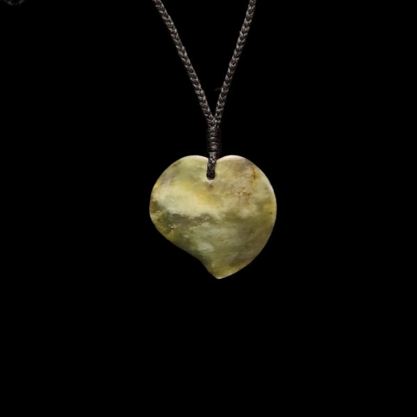 Hei Manawa Īnanga - Greenstone Heart Pendant - Sands Carving Studio