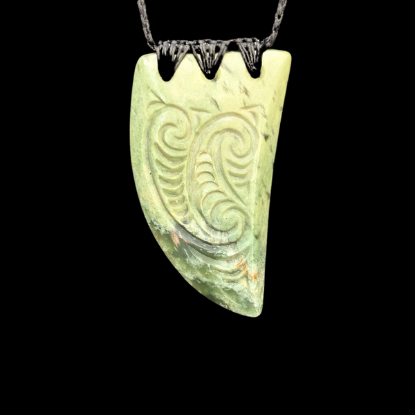 Rei Puta Raukaraka - Greenstone Tooth Pendant