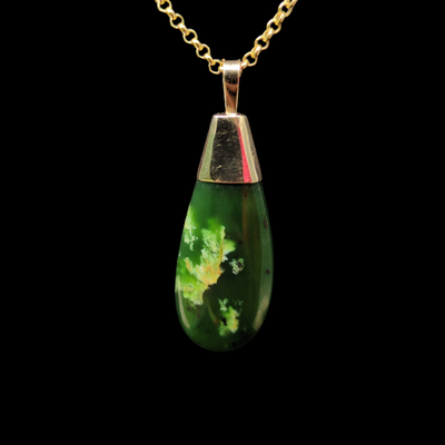 Roimata Koura Raukaraka - Gold-Capped Greenstone Teardrop Pendant