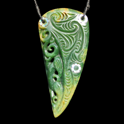 Rei Puta Raukaraka - Greenstone Tooth Pendant